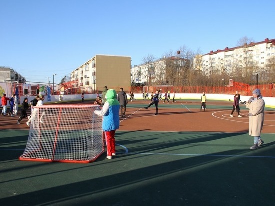 В Долинске открыли «умную» спортивную площадку с трибуной на 100 мест
