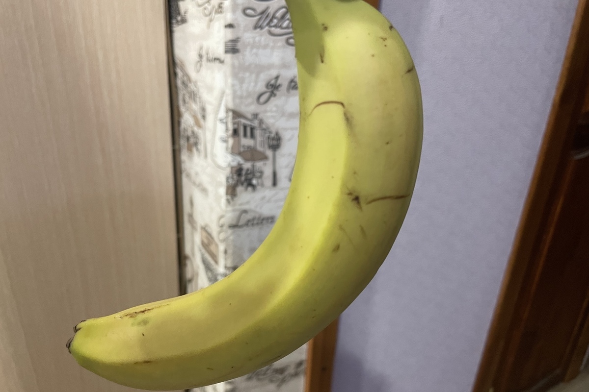 Как сохранить бананы в домашних условиях. Бананы хранение. Как хранить бананы. Фрукт похожий на банан но не банан. Держи банан.