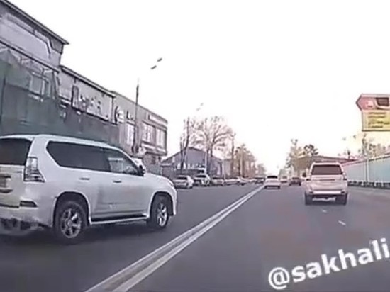 Водитель Lexus спровоцировал аварийную ситуацию на улице Железнодорожной в Южно-Сахалинске