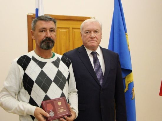 Глава Минусинска вручил медаль участнику СВО на Украине