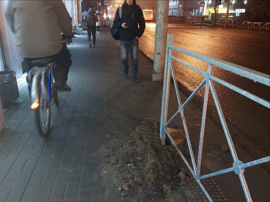 В центре Омска на остановке вбили забор в тактильную плитку для слепых