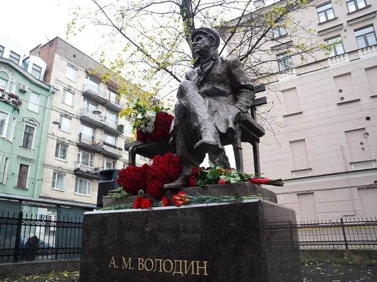 Памятник драматургу Александру Володину открыли в Петербурге