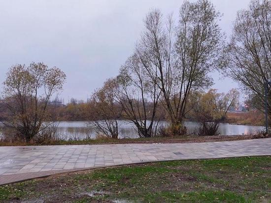 В Великом Новгороде осмотрели итоги благоустройства в парке «Чистые пруды»
