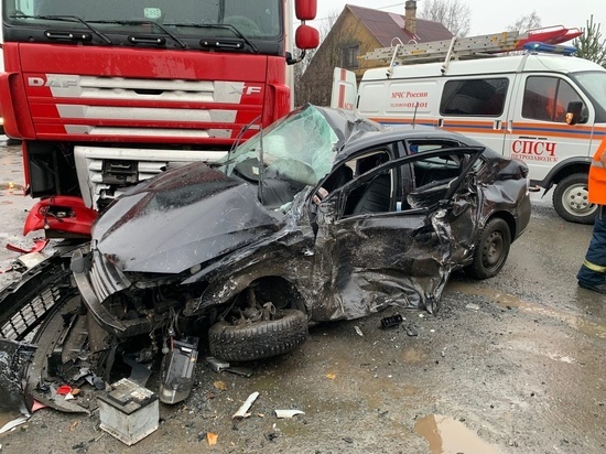 Авария с участием грузовика, легковушки и фургона произошла в Петрозаводске