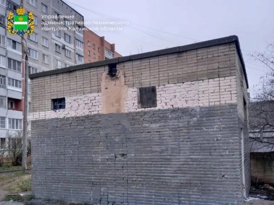 В Обнинске закрасили безобразное граффити на фасаде нежилого здания
