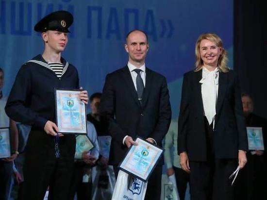 В Ломоносовском ДК чествовали победителей и участников конкурсов «Женщина года» и «Самый лучший папа»