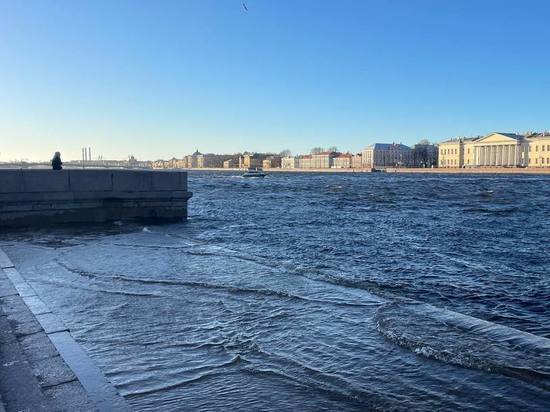 Нева вышла из берегов и затопила набережные в Петербурге