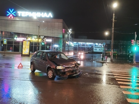 ДТП произошло вечером в субботу, 12 ноября на перекрестке Троицкого проспекта и улицы Розы Люксембург