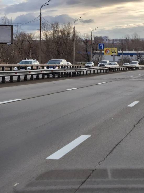 Свежая дорожная разметка появилась на Октябрьском мосту в Красноярске