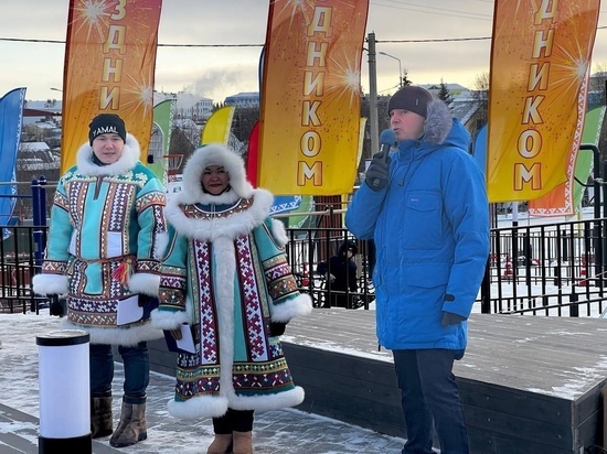 С хороводами и соревнованиями открыли первую в Аксарке спортплощадку с зоной воркаута