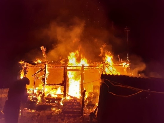 В Курской в деревне Прилепы полностью сгорел дом с мужчиной внутри