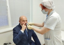 Министр здравоохранения Калужской области Константин Пахоменко привился новой назальной вакциной 