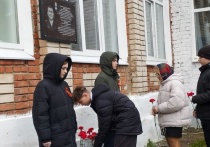 В городе Марий Эл торжественно открыли мемориальную доску памяти военнослужащего Михаила Шевякова.