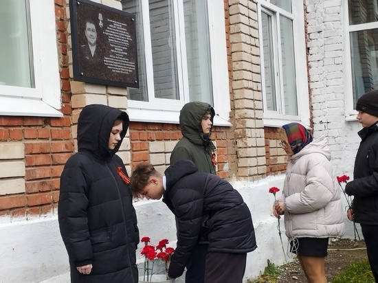 В школе Козьмодемьянска появилась мемориальная доска выпускнику Михаилу Шевякову