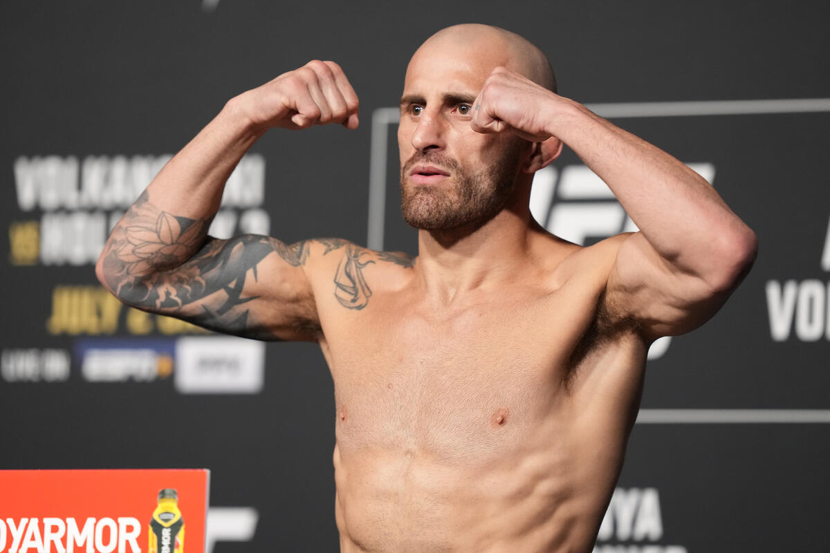 Махачев и Волкановски встретятся на турнире UFC 284