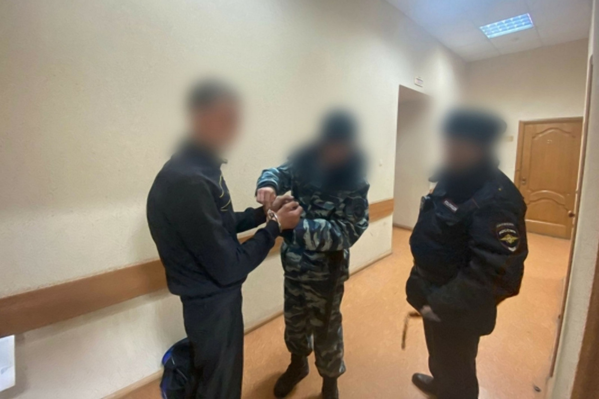 энгельс задержание. криминальные люди в энгельсе. оперативная съемка убийства. насилие женщины в подъезде. энгельс задержание.