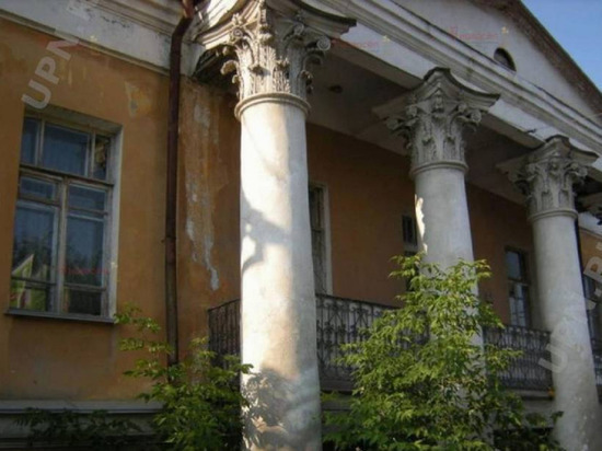 Квартиру за 6,5 млн рублей продают в старинной усадьбе Рязановых в Екатеринбурге
