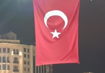 CNN Turk сообщает на своем сайте, что, по полученной информации, взрыв, который прогремел в 16:20 в центре Стамбула у дома номер 190 на улице Истикляль, может быть терактом