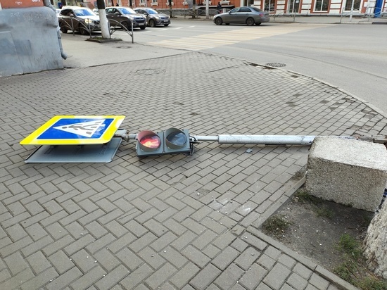На Первомайском проспекте в Рязани тягач снёс дорожный знак со светофором