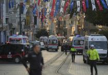 Губернатор Стамбула Али Ерликая написал в социальных сетях, что в результате взрыва на улице Истикляль погибли 4 человека и 38 человек получили ранения