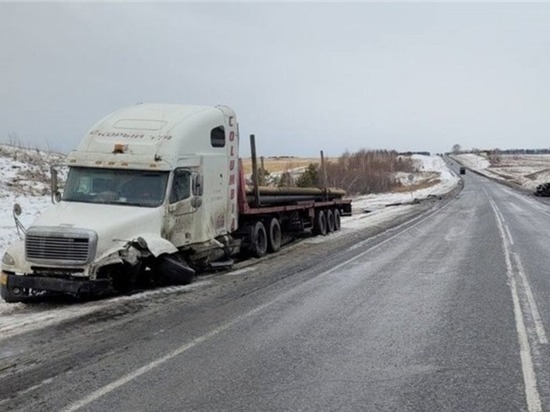 В Красноярском крае в ДТП между грузовиком и легковушкой пострадали дети