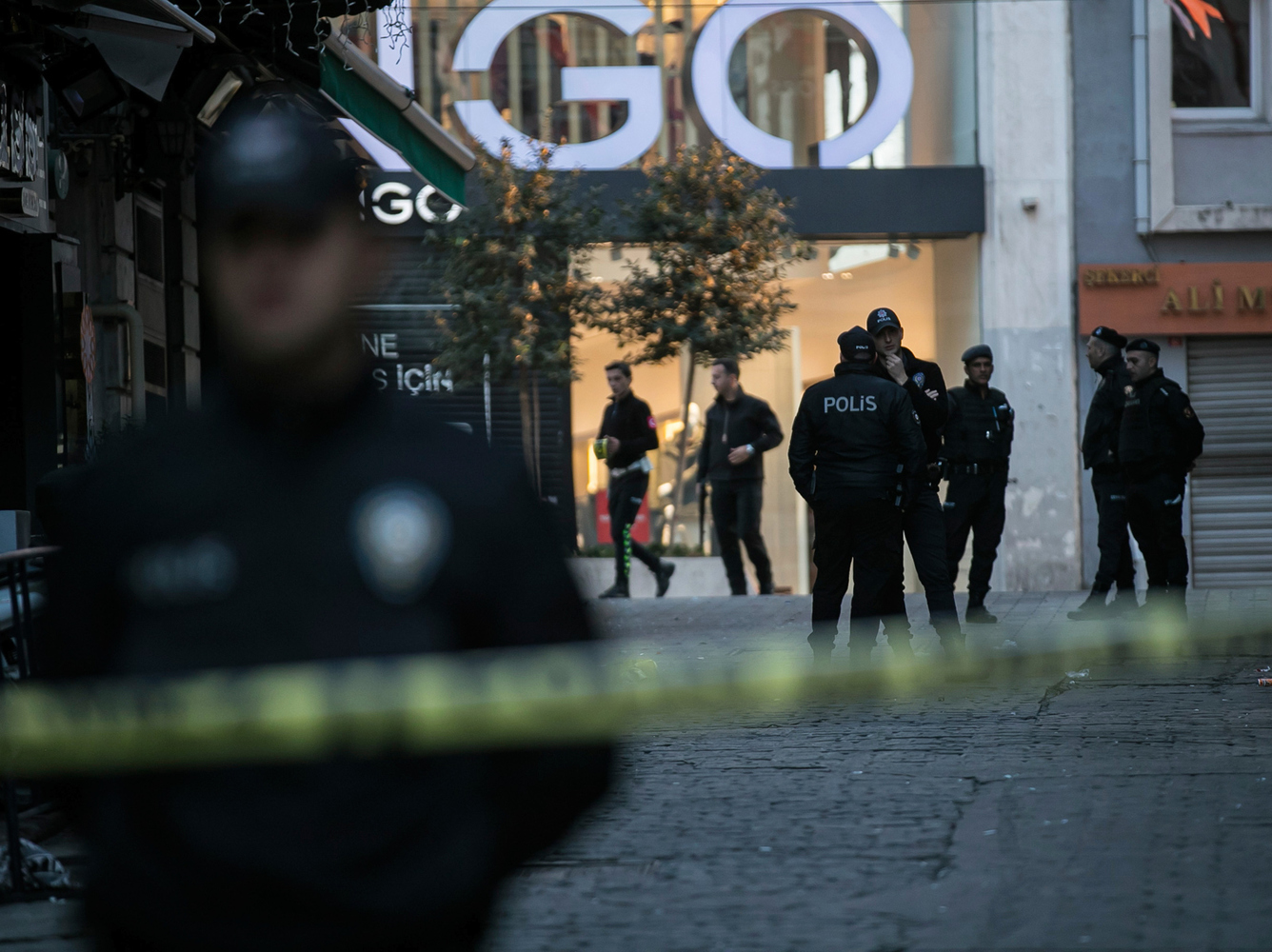 Взрыв прогремел в центре Стамбула: кадры последствий теракта