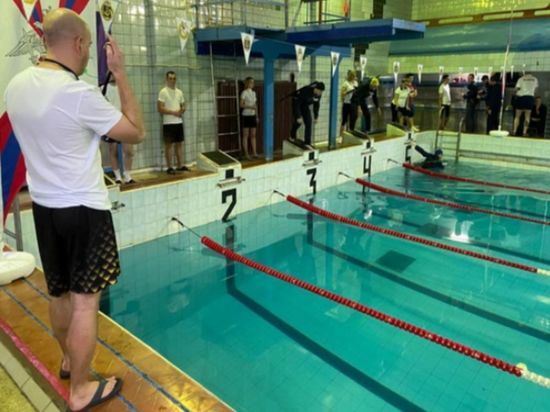 На Северном флоте прошел чемпионат по плаванию в обмундировании с автоматом