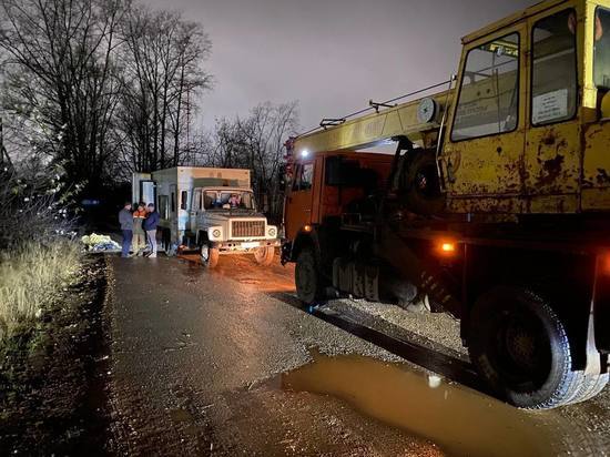 В Вересниках грузовик обрушил теплотрассу: без отопления остались жилые дома