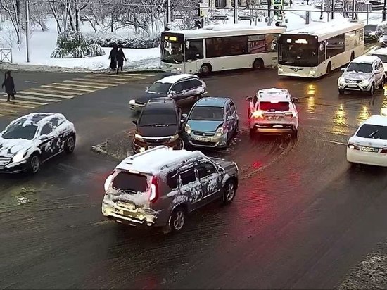 Два автомобиля столкнулись на перекрестке Мира — Компроспект в Южно-Сахалинске
