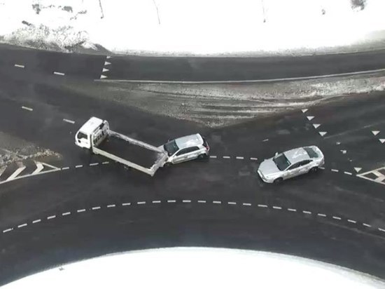 Автомобиль Toyota Allex залетел под грузовик в Южно-Сахалинске