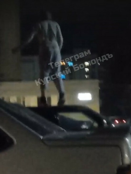 В Курске ночью девушка прыгала по припаркованному автомобилю на Сумской