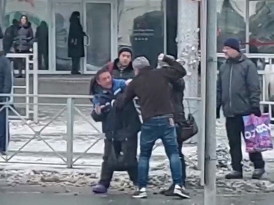 В Новосибирске водитель подрался с пешеходом из-за замечания на площади Гарина-Михайловского