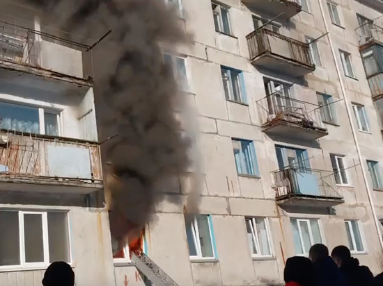 Пожар вспыхнул в жилой многоэтажке на западе Сахалина