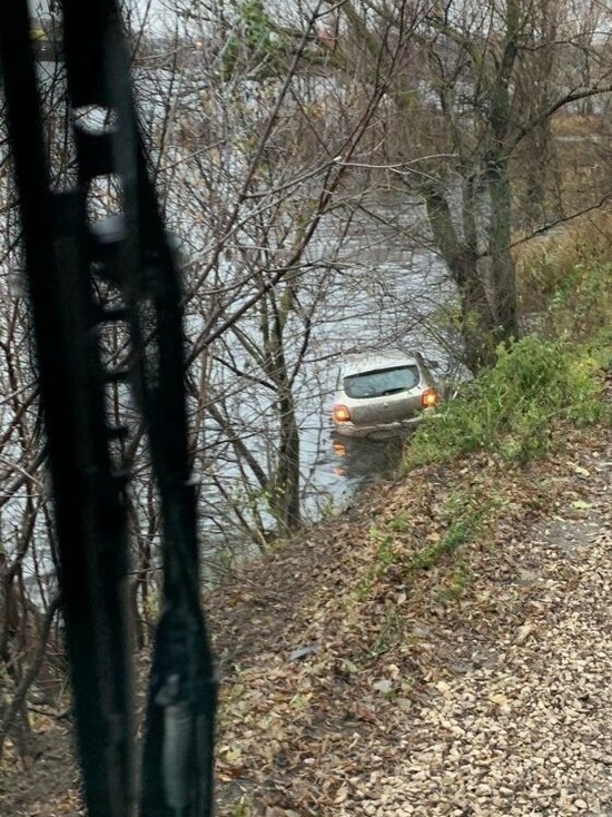 В Казани автомобиль скатился в озеро