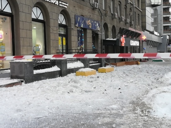 Жителей Новосибирска предупредили о возможном сходе снега с крыш