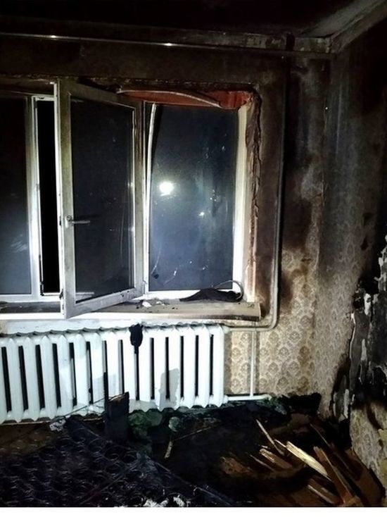 Пожарные спасли от огня квартиру В Вязьме