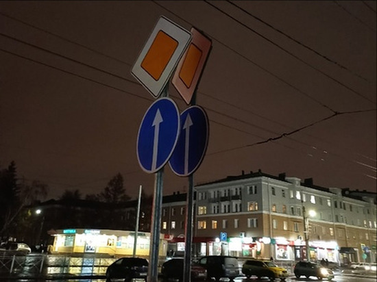 Мэрия Омска объяснила дублирование дорожных знаков в разных точках города