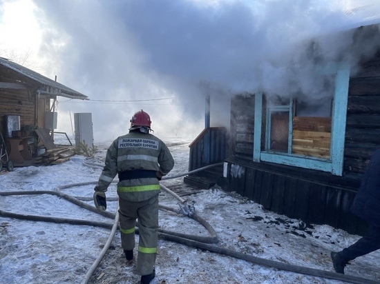 В районе Бурятии в крупном пожаре сгорел жилой дом