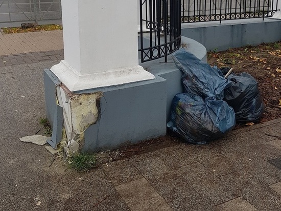 В Рязани продолжает осыпаться штукатурка с ограждения Верхнего городского сада