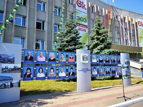 В Омске упавшее на детский городок дерево уже распилили и вывезли