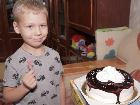 Тортик и развивающие игрушки: волонтеры поздравили сына мобилизованного жителя Ямала