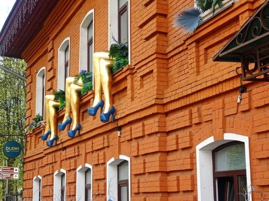 В Ярославле сняли скандальные золотые ноги на баре «Дудки»