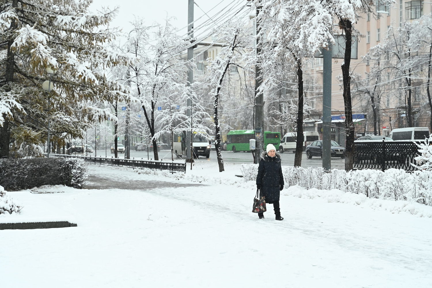 Челябинск во власти непогоды: галерея заснеженных улиц