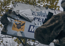 Перед прибытием в Херсон Зеленского Сеть всколыхнули фотографии иностранного агентства: на улице города  привязаны к фонарному столбу двое мужчин со склоненными головами