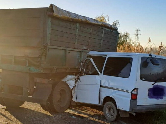 Водитель иномарки врезался в оторвавшийся от грузовика прицеп и погиб в Каневском районе Кубани