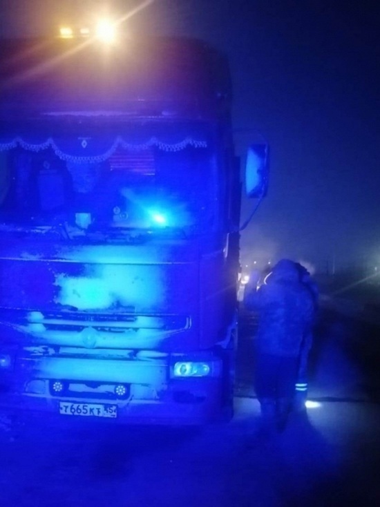 Жег костер из подручных вещей: на трассе Ямала едва не замерз водитель заглохшего грузовика