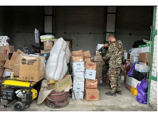Смоленские бойцы в зоне СВО получили посылки из дома