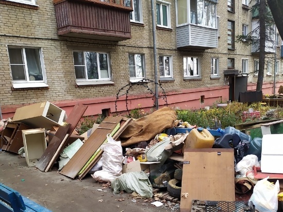 Жители Дзержинского пожаловались на гору тухнущего мусора, оставленную коммунальщиками