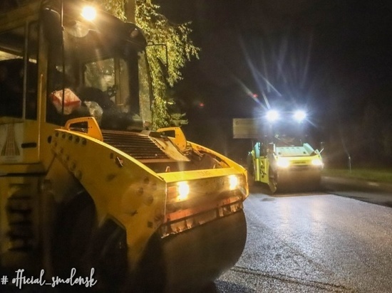 На улице Твардовского в Смоленске приступили к укладке верхнего слоя асфальта