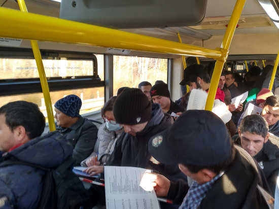 В московских автобусах начали проводить инструктажи для трудовых мигрантов